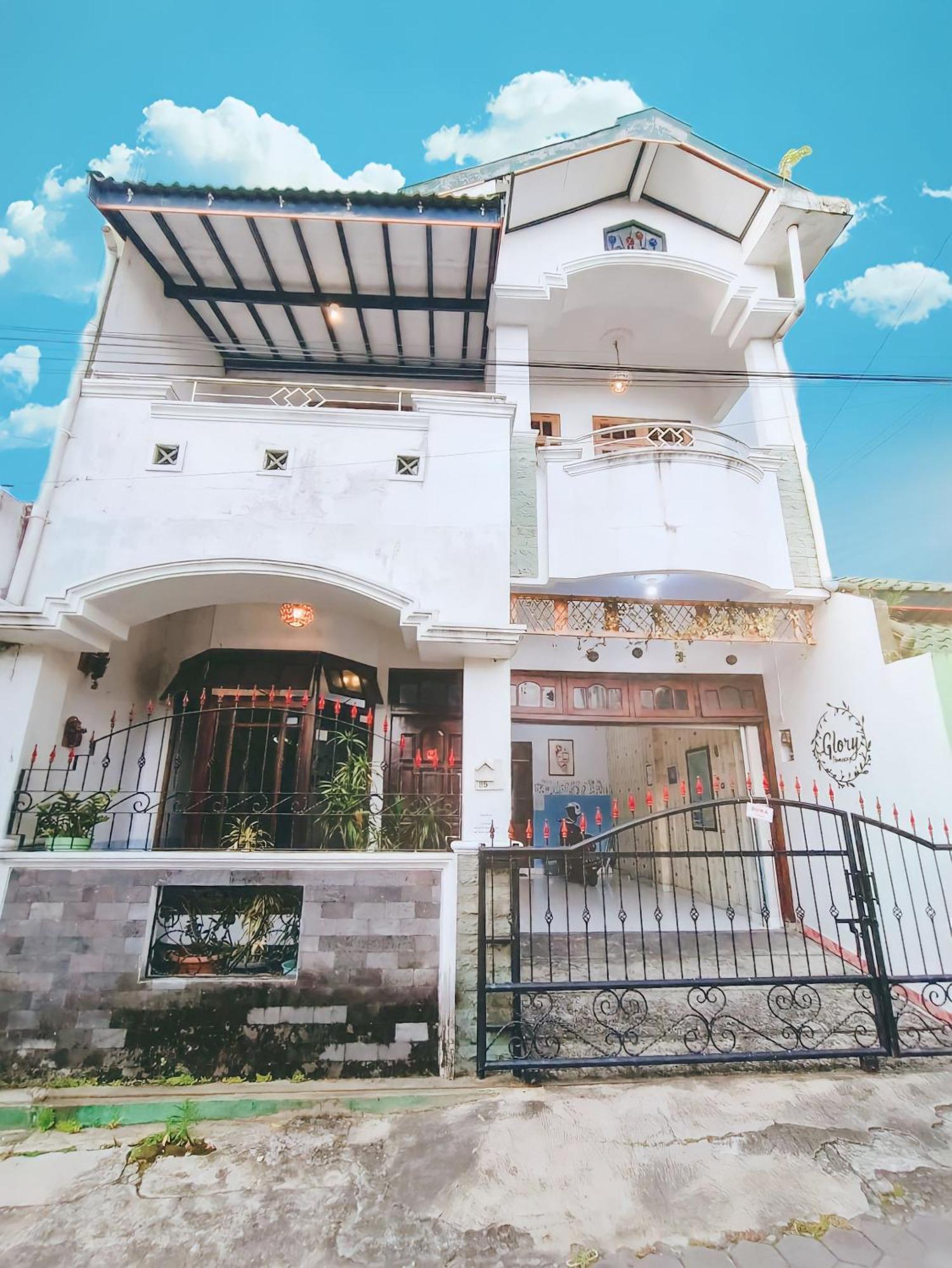 Glory Homestay Джокьякарта Экстерьер фото